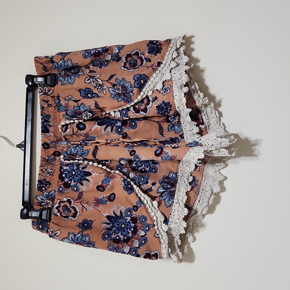 Conversational lace trim shorts